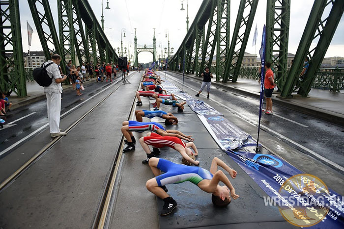 Флэшмоб «Мосты на мосту», посвященный чемпионату мира-2018