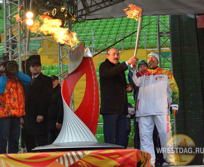 Борцы открыли и закрыли эстафету олимпийского огня в Дагестане