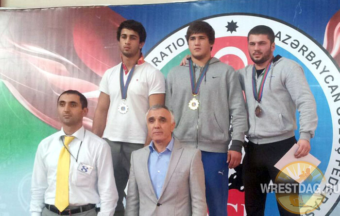 Победитель турнира «Мастера ковра» махачкалинец Саид Гамидов (в центре) в этом году одинаково успешно выступает по юношам и юниорам