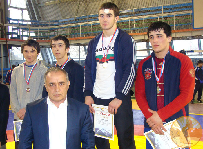 Награждение победителей и призеров в весе до 55 кг проводит четырехкратный чемпион СССР Руслан Караев
