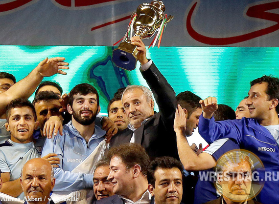 Хетаг Цаболов на церемонии награждения клуба «Бимех Рази» — победителя иранской лиги-2015