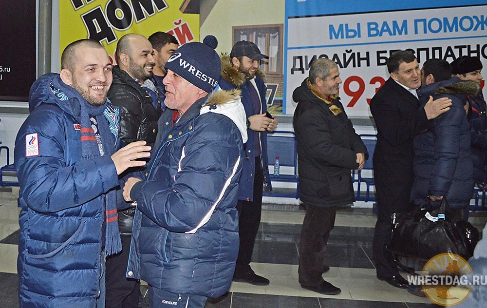 Дагестанских борцов торжественно встретили в аэропорту