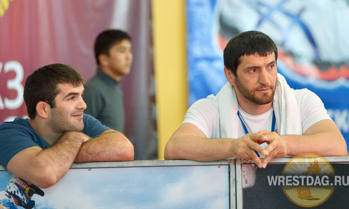 На турнире «Али Алиев»-2014. Юсуп Абдусаламов и Магомедмурад Гаджиев, вынужденный в ожидании смены спортивного гражданства наблюдать за поединками со стороны