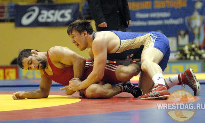 Финал в весе до 74 кг: Гаджи Гаджиев (в синем) против Рашида Курбанова