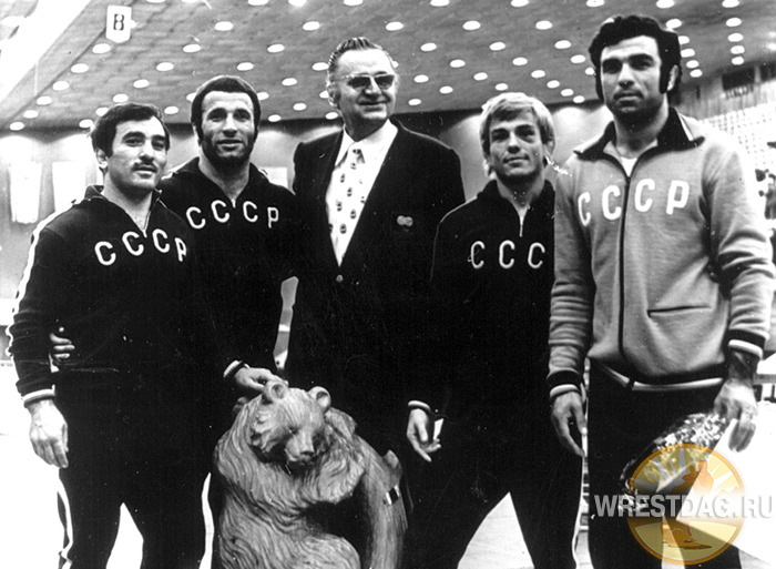 Фото на память с президентом FILA Миланом Эрцеганом, которому не очень нравилось, что все медали крупных борцовских форумов уходят в СССР