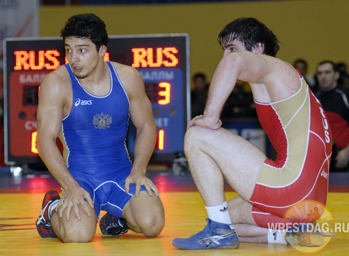 Финал в весе до 84 кг: Шамиль Кудиямагомедов ( в синем) против Абдулы Таимова 