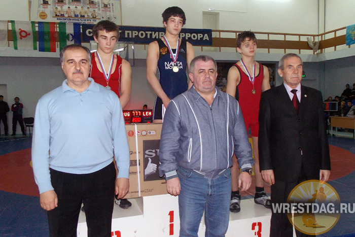 Дагестанским юношам помогли родные, бугленские стены 