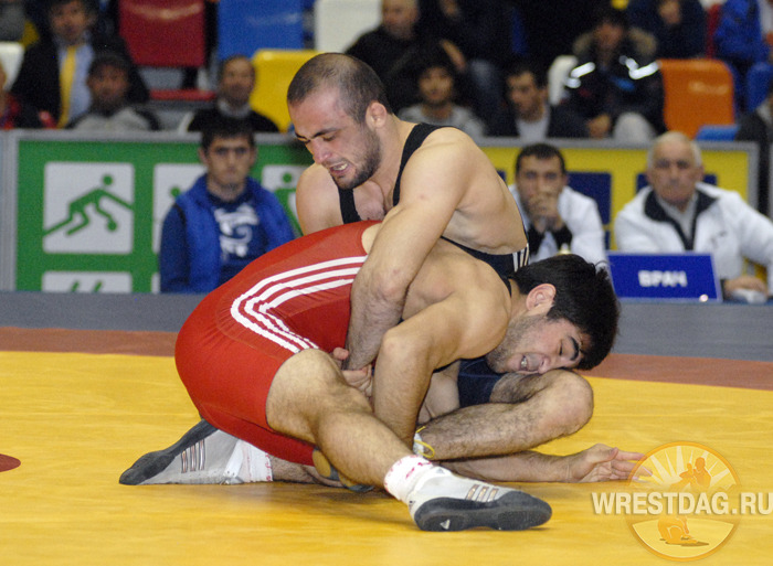 Финал в весе до 66 кг: Ильяс Бекбулатов (в красном) против Азамата Булатова