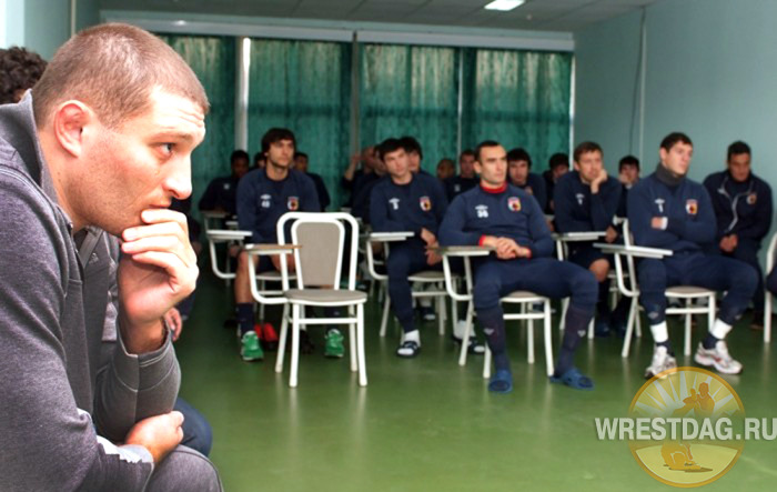 Осетинские борцы рассказали футболистам «Алании», как надо побеждать