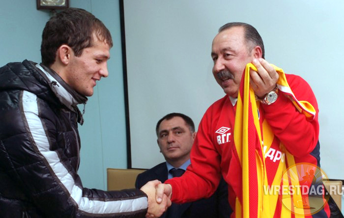Осетинские борцы рассказали футболистам «Алании», как надо побеждать
