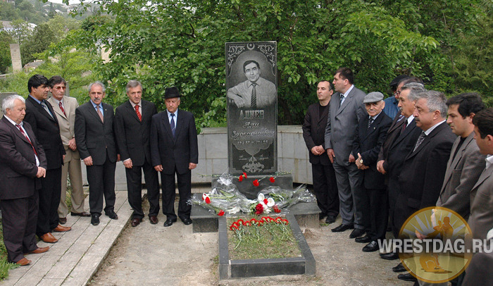 По традиции накануне турнира близкие и друзья Али Алиева посещают его могилу на махачкалинском кладбище