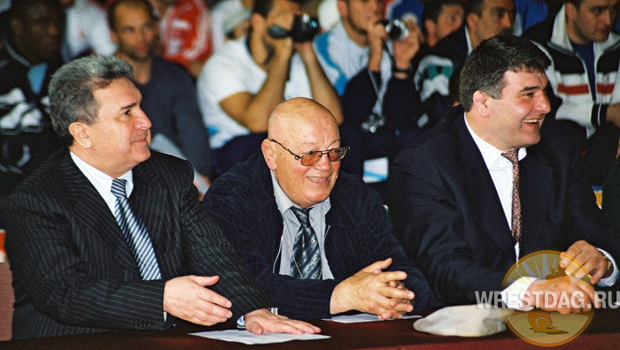 Почетный гость турнира — первый в СССР олимпийский чемпион по вольной борьбе Давид Цимакуридзе (в центре)
