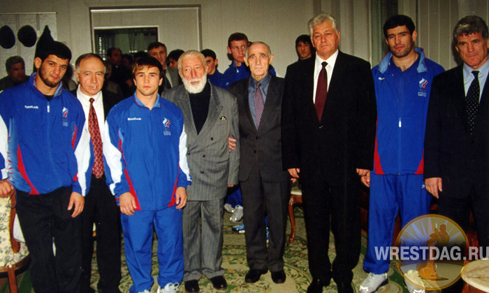 Расул Гамзатов и руководители республики разных лет на чествовании победителей Игр в Сиднее