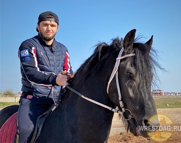 - Уважаемый, а вы кто? - Джигит! - тут написано джедай . - Извините, это загранпаспорт.